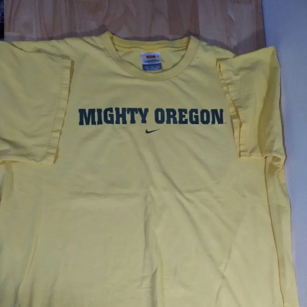 Vintage Nike Center Swoosh Mighty Oregon Ducks Logo T-Shirt Big O